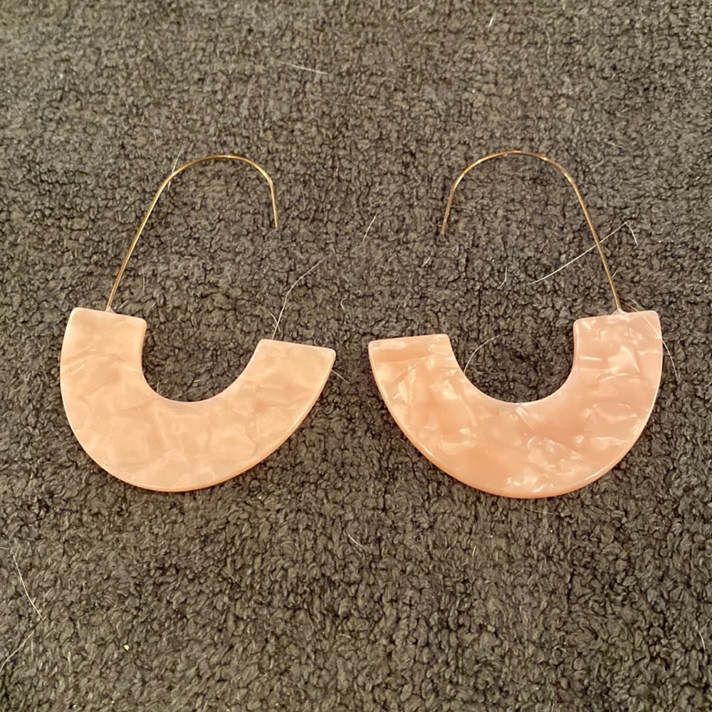 Funky earrings, geometric, pinky coral.
